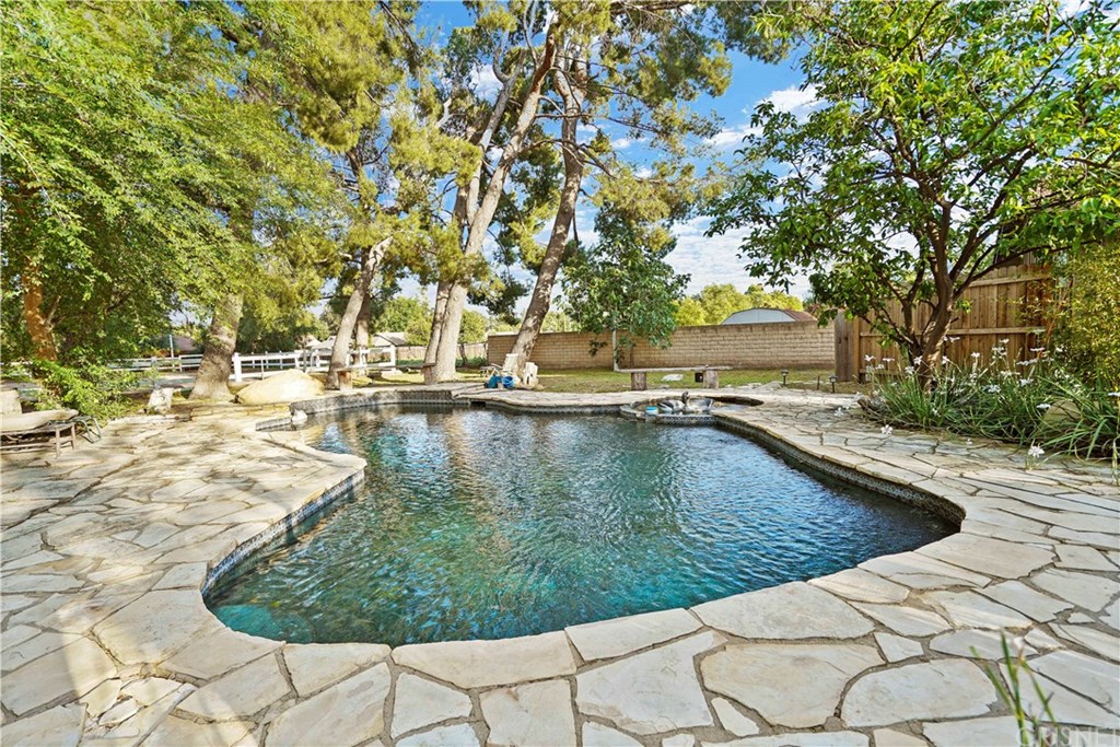 9944 Shoup Avenue Chatsworth, CA 91311 - Photo 4 of 37