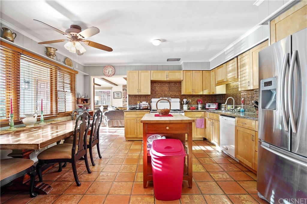 9944 Shoup Avenue Chatsworth, CA 91311 - Photo 5 of 37