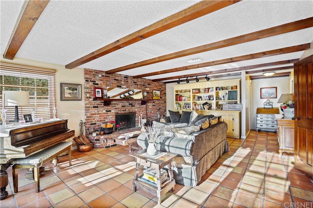 9944 Shoup Avenue Chatsworth, CA 91311 - Photo 8 of 37