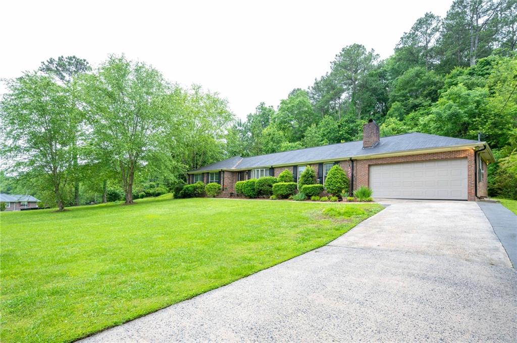 110 Pinewood Way Dalton, GA 30721 - Photo 4 of 35 a front view of a house with garden