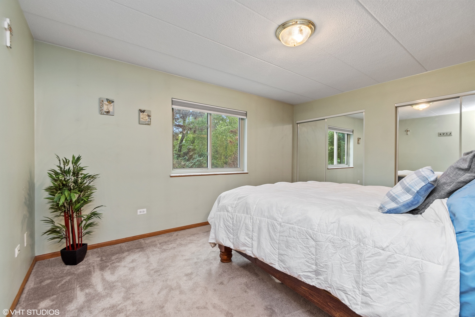 6850 Ridge Point Drive, Unit 1A Oak Forest, IL 60452 - Photo 12 of 20 a bedroom with a bed and a potted plant