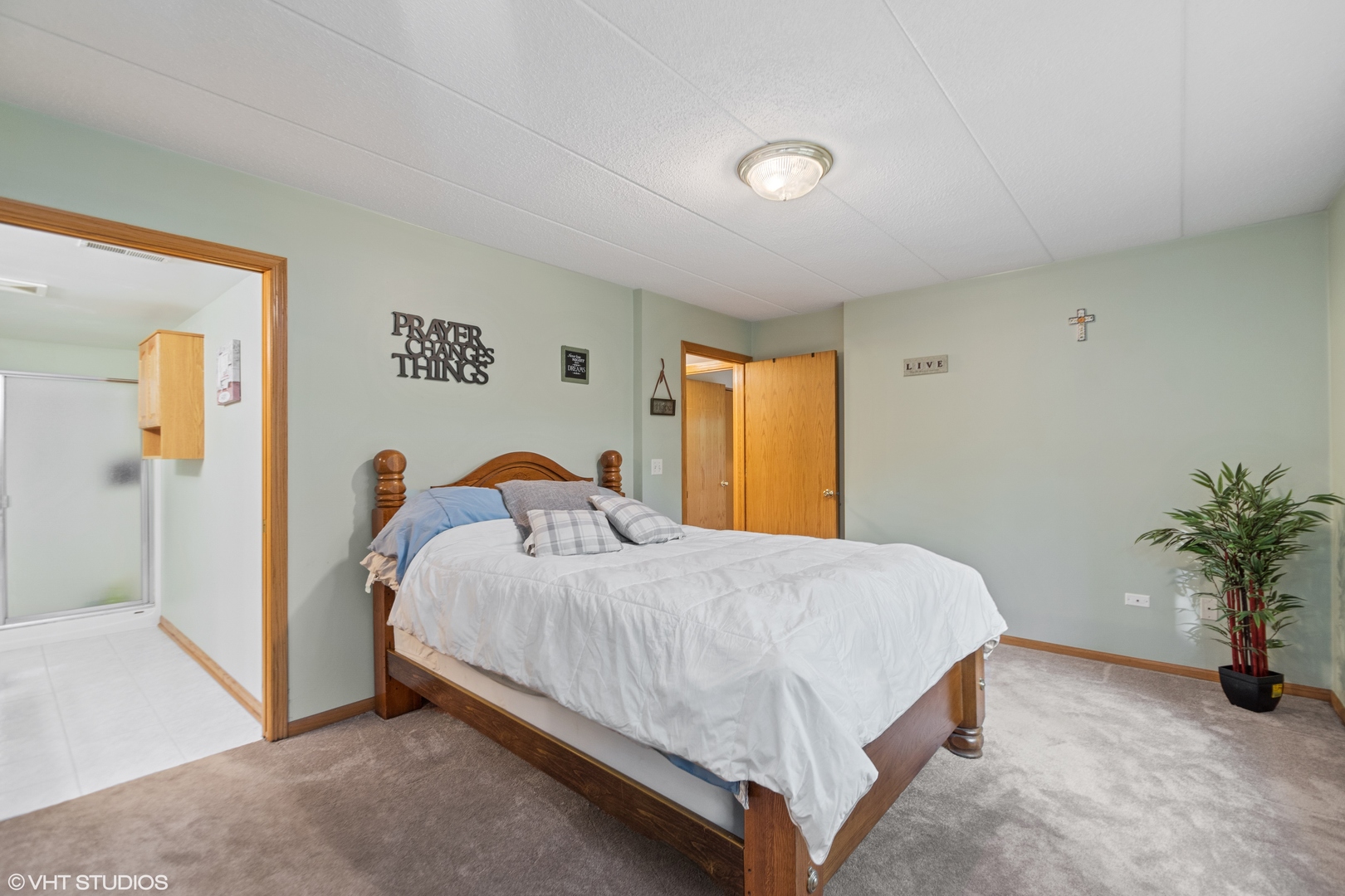 6850 Ridge Point Drive, Unit 1A Oak Forest, IL 60452 - Photo 13 of 20 a bedroom with a bed and potted plant