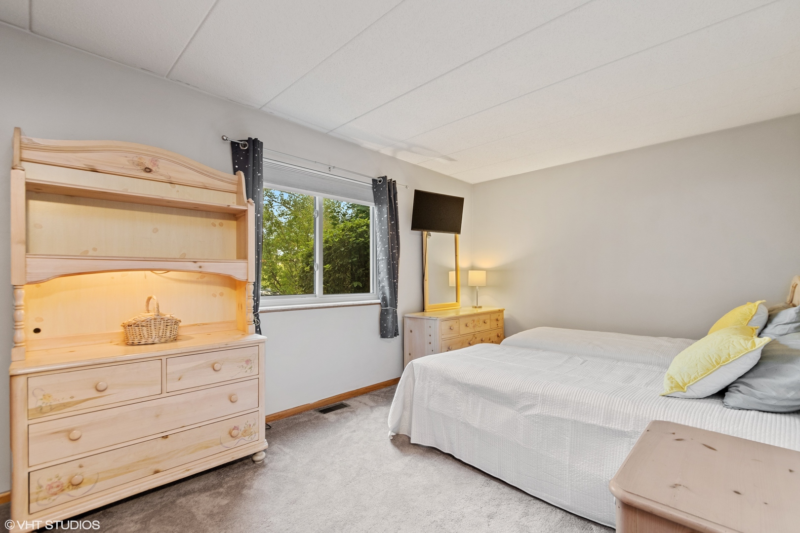 6850 Ridge Point Drive, Unit 1A Oak Forest, IL 60452 - Photo 15 of 20 a bedroom with a bed and a dresser