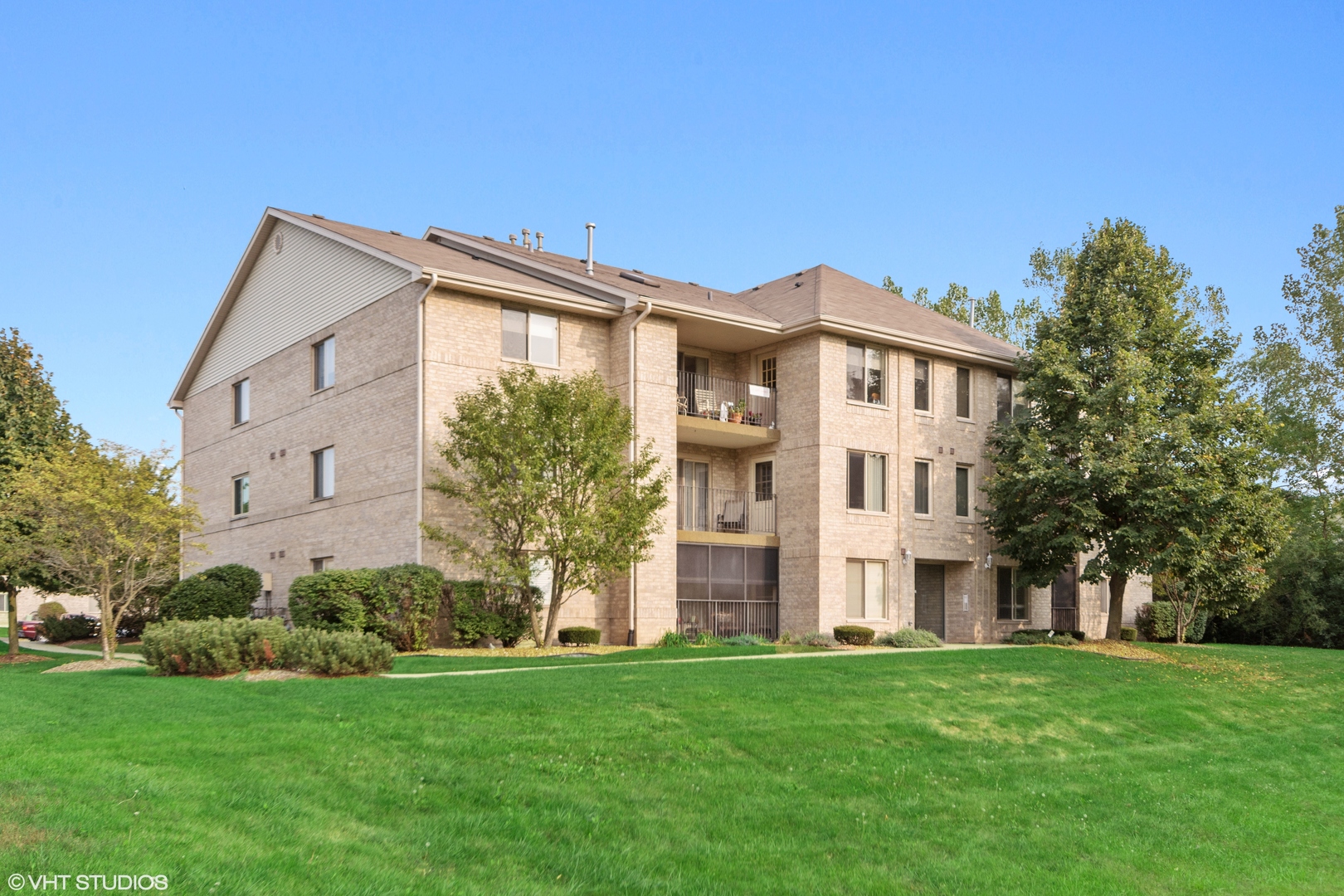 6850 Ridge Point Drive, Unit 1A Oak Forest, IL 60452 - Photo 3 of 20 a view of a building with a yard