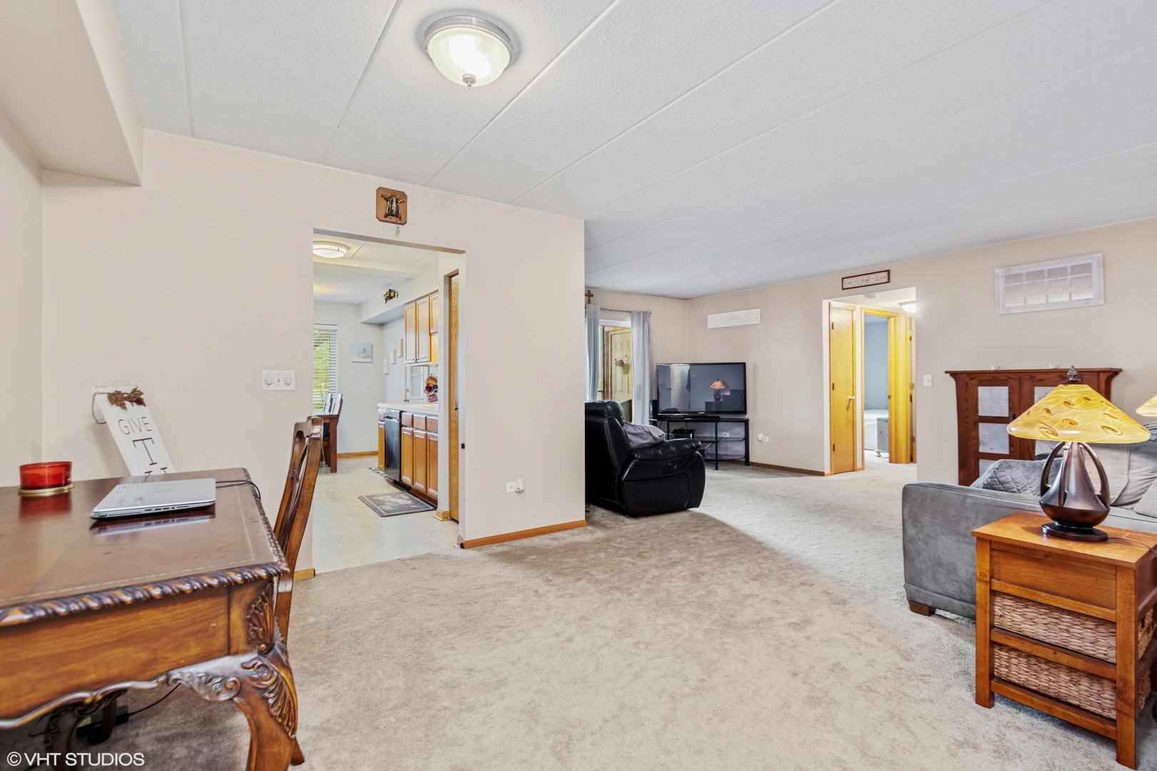 6850 Ridge Point Drive, Unit 1A Oak Forest, IL 60452 - Photo 5 of 20 a living room with furniture