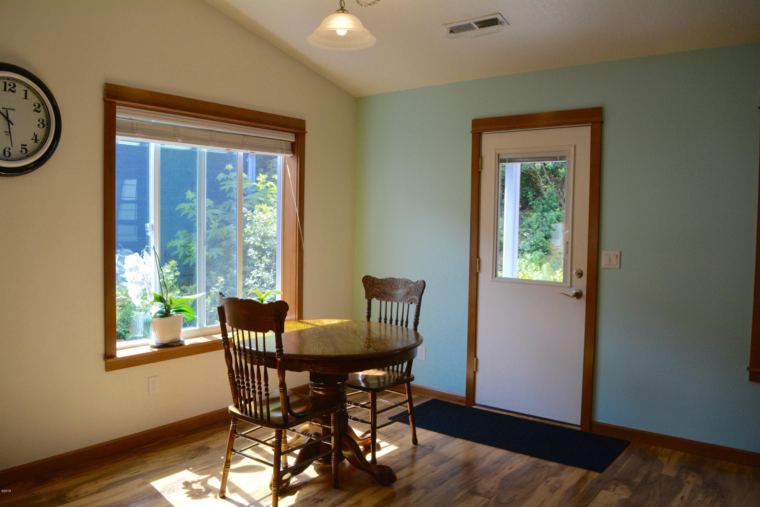 145 Southwest 61 Street Newport, OR 97366 - Photo 18 of 33 Dining