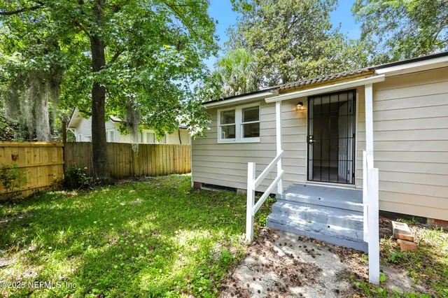 a view of a back yard of the house