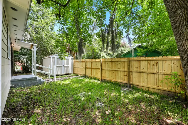 a view of a backyard