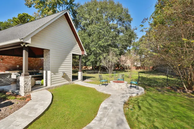 a view of backyard of the house