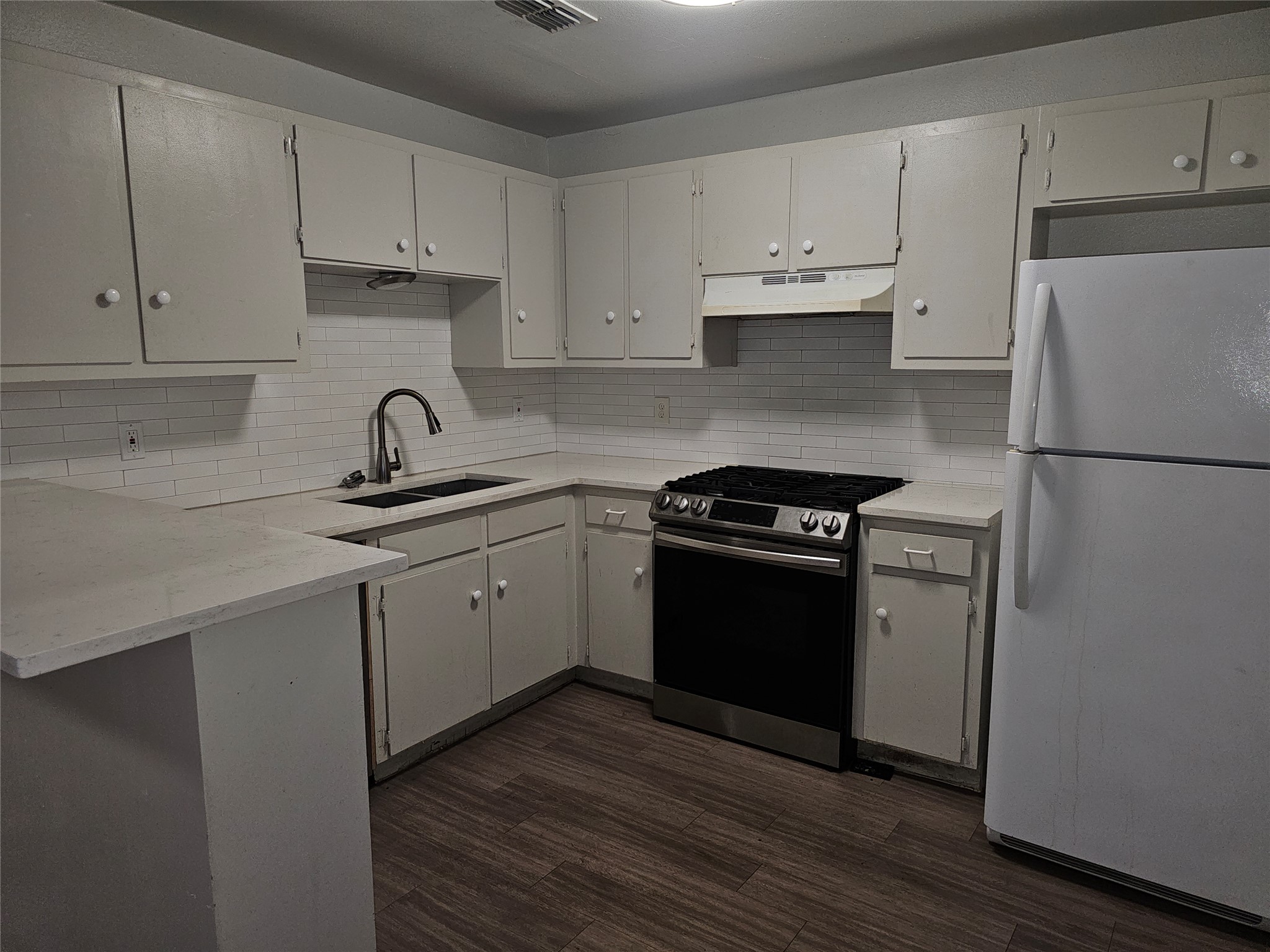 7300 Bennett Avenue, Unit B Austin, TX 78752 - Photo 5 of 11 a kitchen with cabinets appliances and a sink