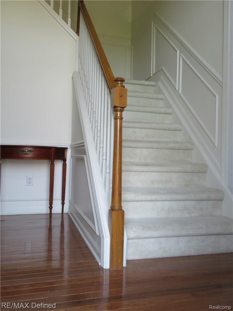 1131 Miners Run Rochester, MI 48306 - Photo 2 of 28 Oak Foyer