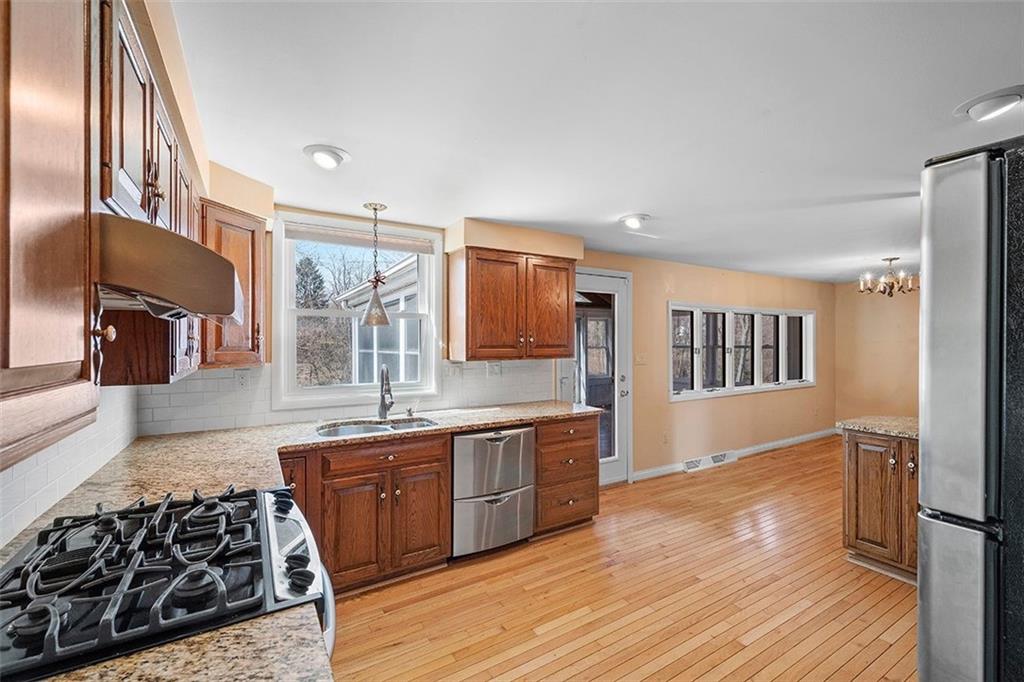 241 Wyngate Road Coraopolis, PA 15108 - Photo 3 of 24 Gallery Image 3