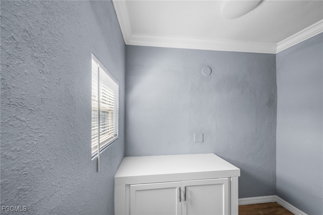 290 Granada Boulevard Fort Myers, FL 33905 - Photo 27 of 37 a room with a window