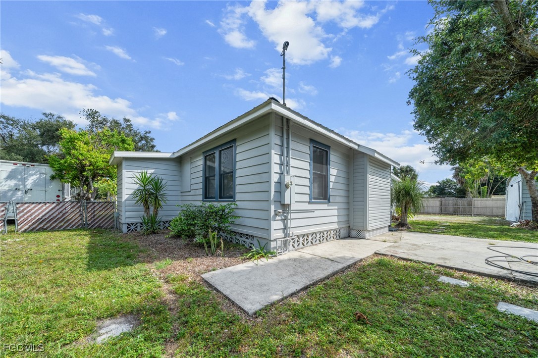 290 Granada Boulevard Fort Myers, FL 33905 - Photo 32 of 37 a backyard of a house with plants and tree