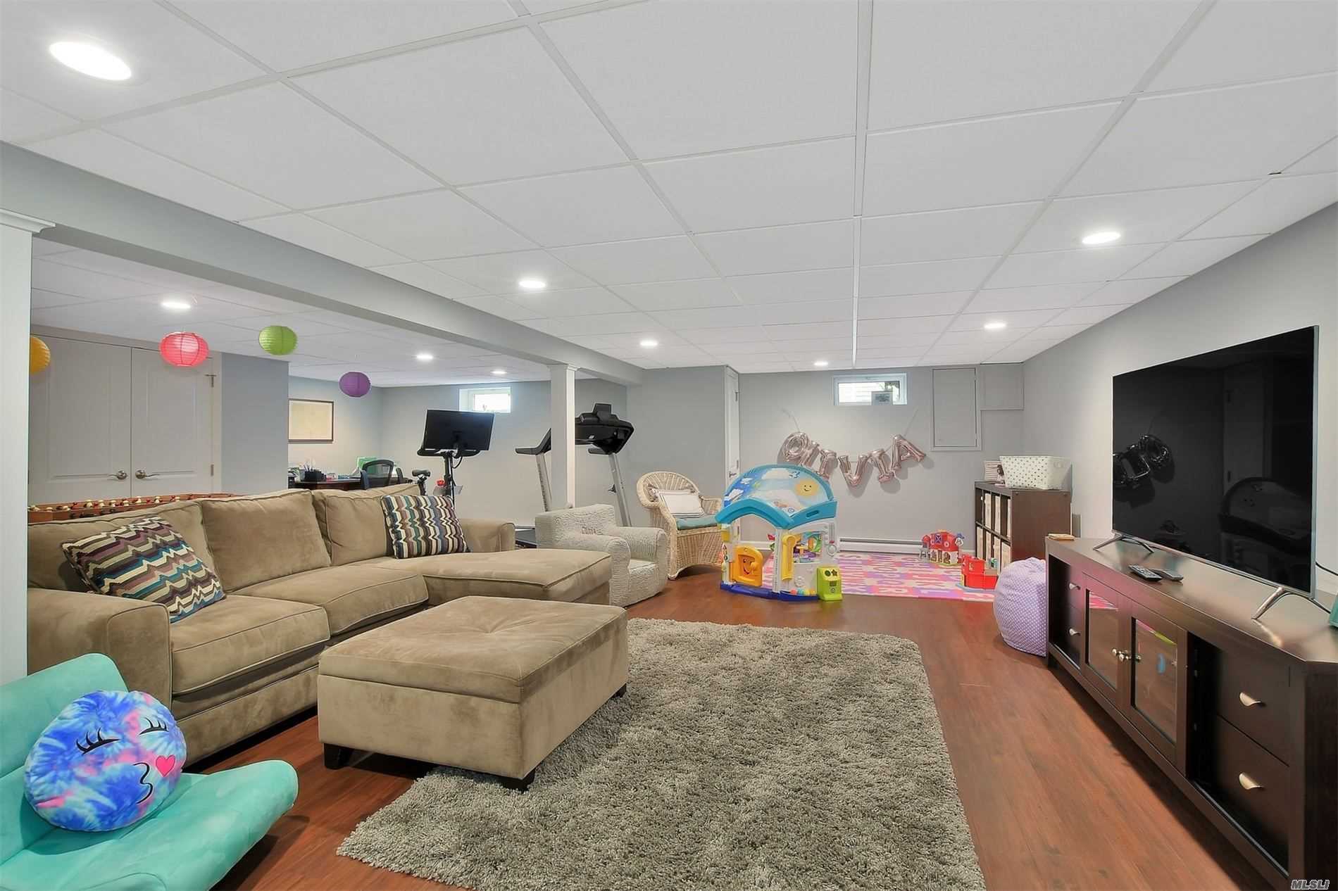 44 Barry Lane Syosset, NY 11791 - Photo 19 of 20