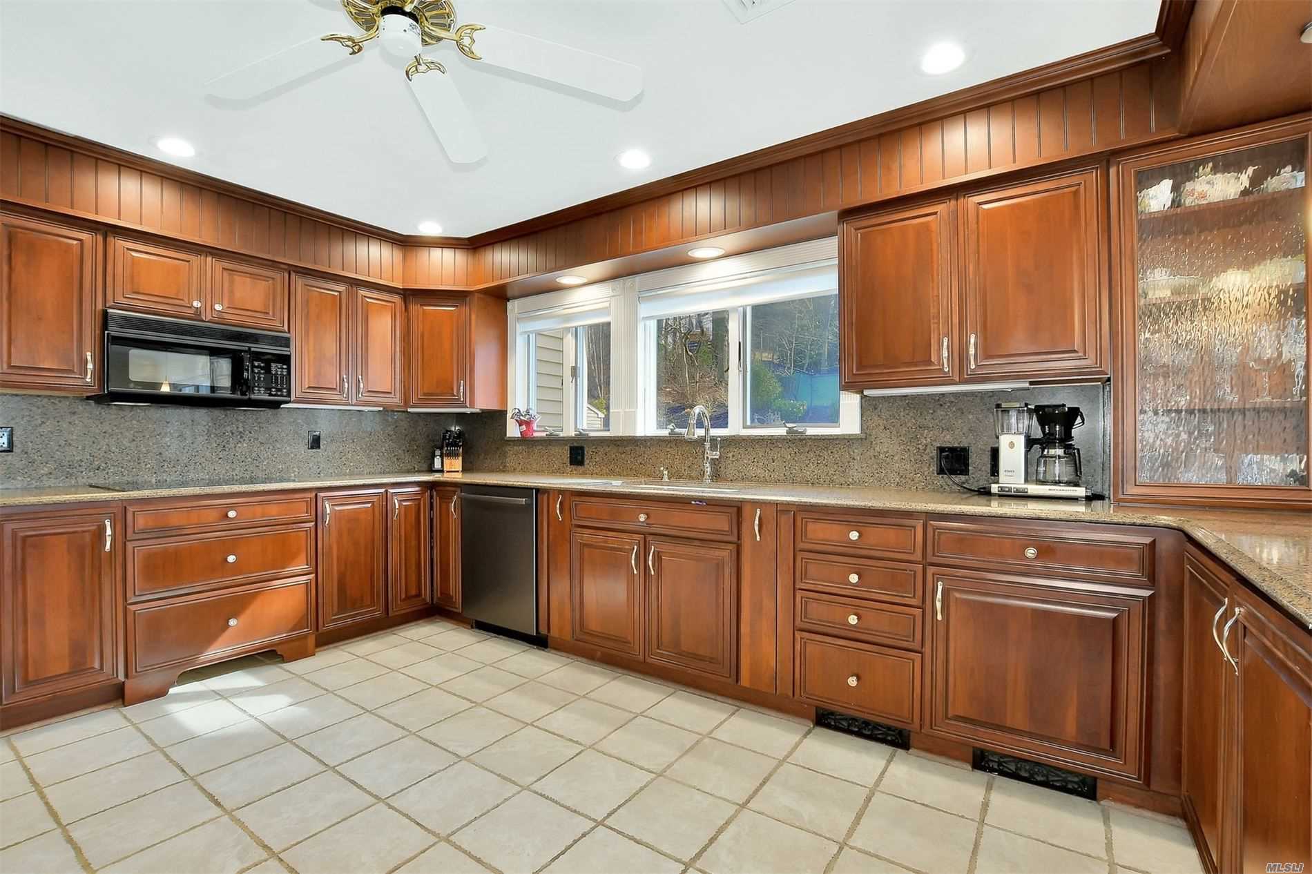 44 Barry Lane Syosset, NY 11791 - Photo 7 of 20