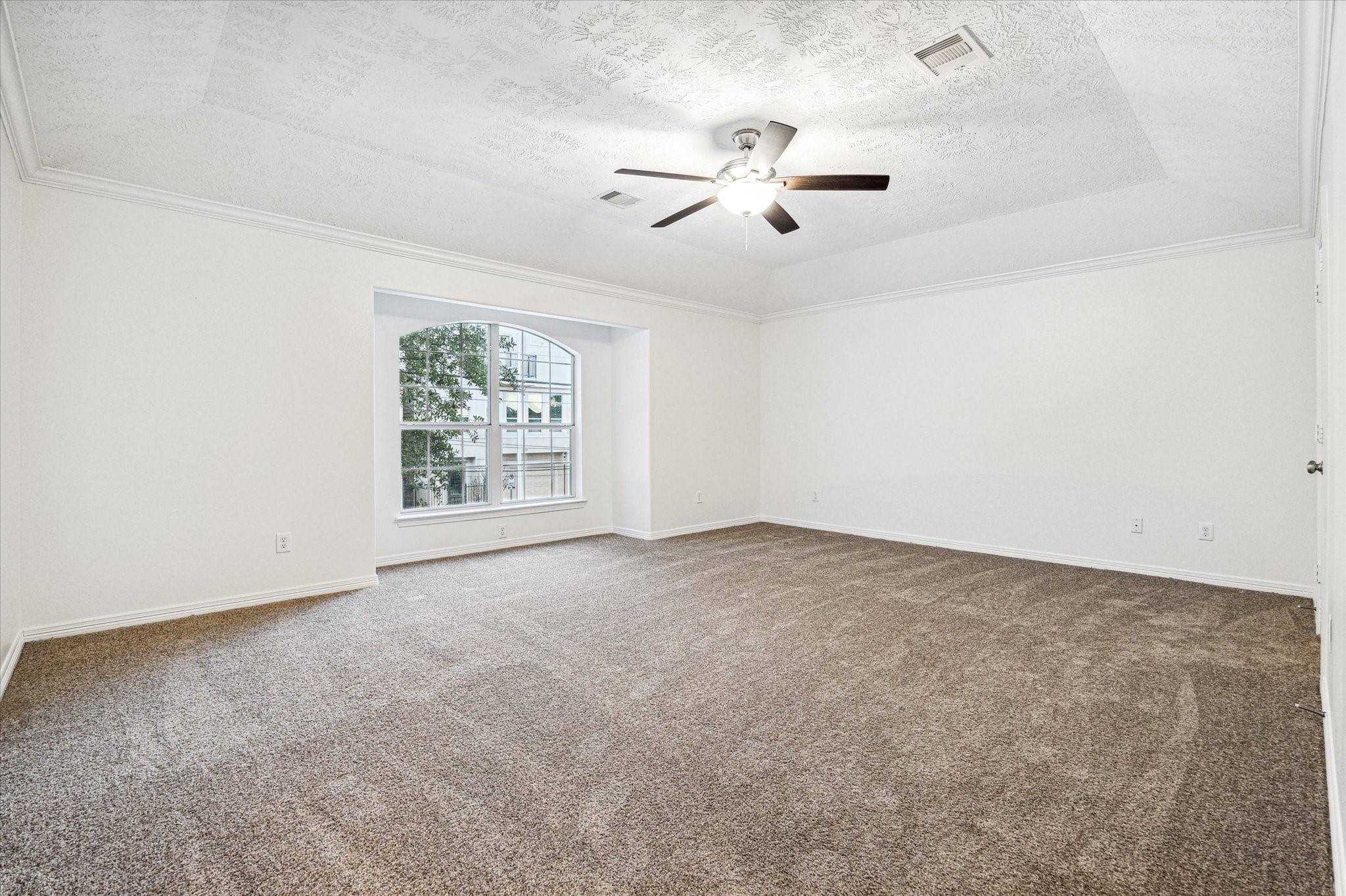 1613 West 15th Street Houston, TX 77008 - Photo 14 of 25 an empty room with windows and fan