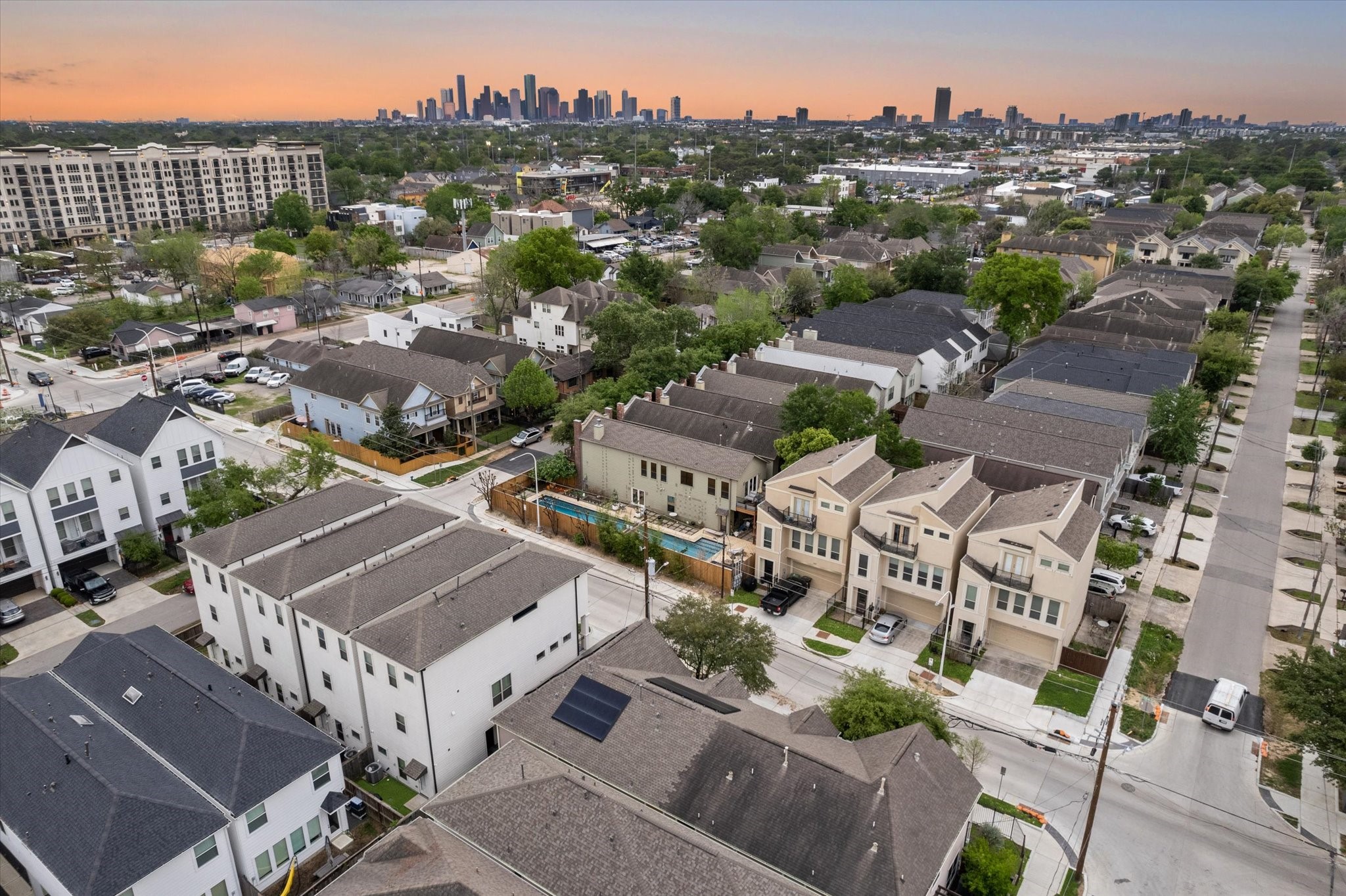 1613 West 15th Street Houston, TX 77008 - Photo 21 of 25 an aerial view of a