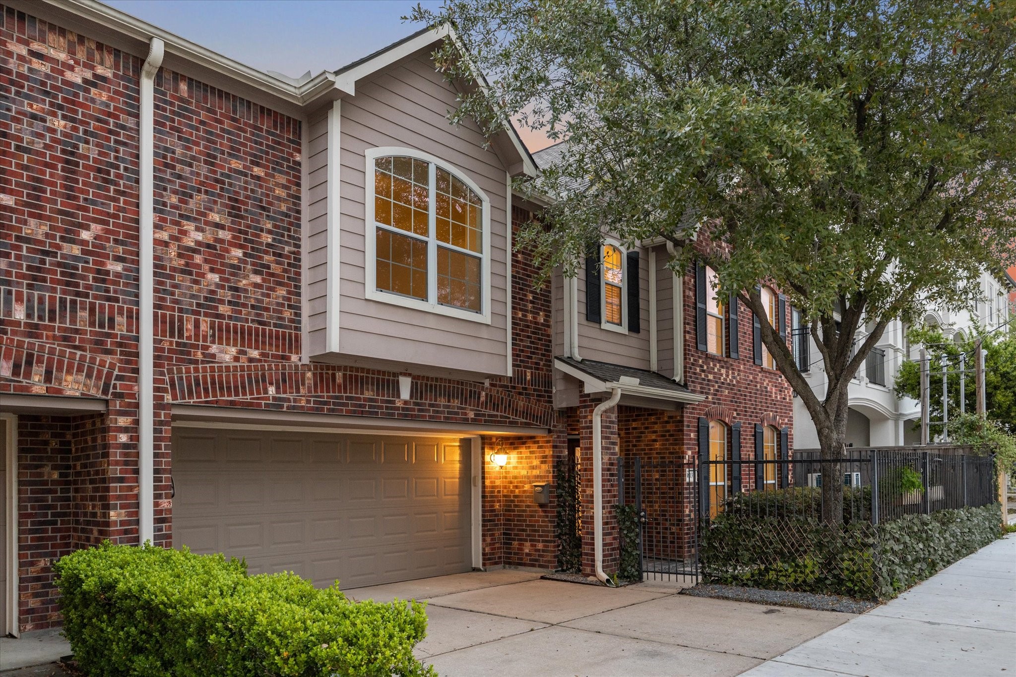 1613 West 15th Street Houston, TX 77008 - Photo 3 of 25 a front view of a house with garden
