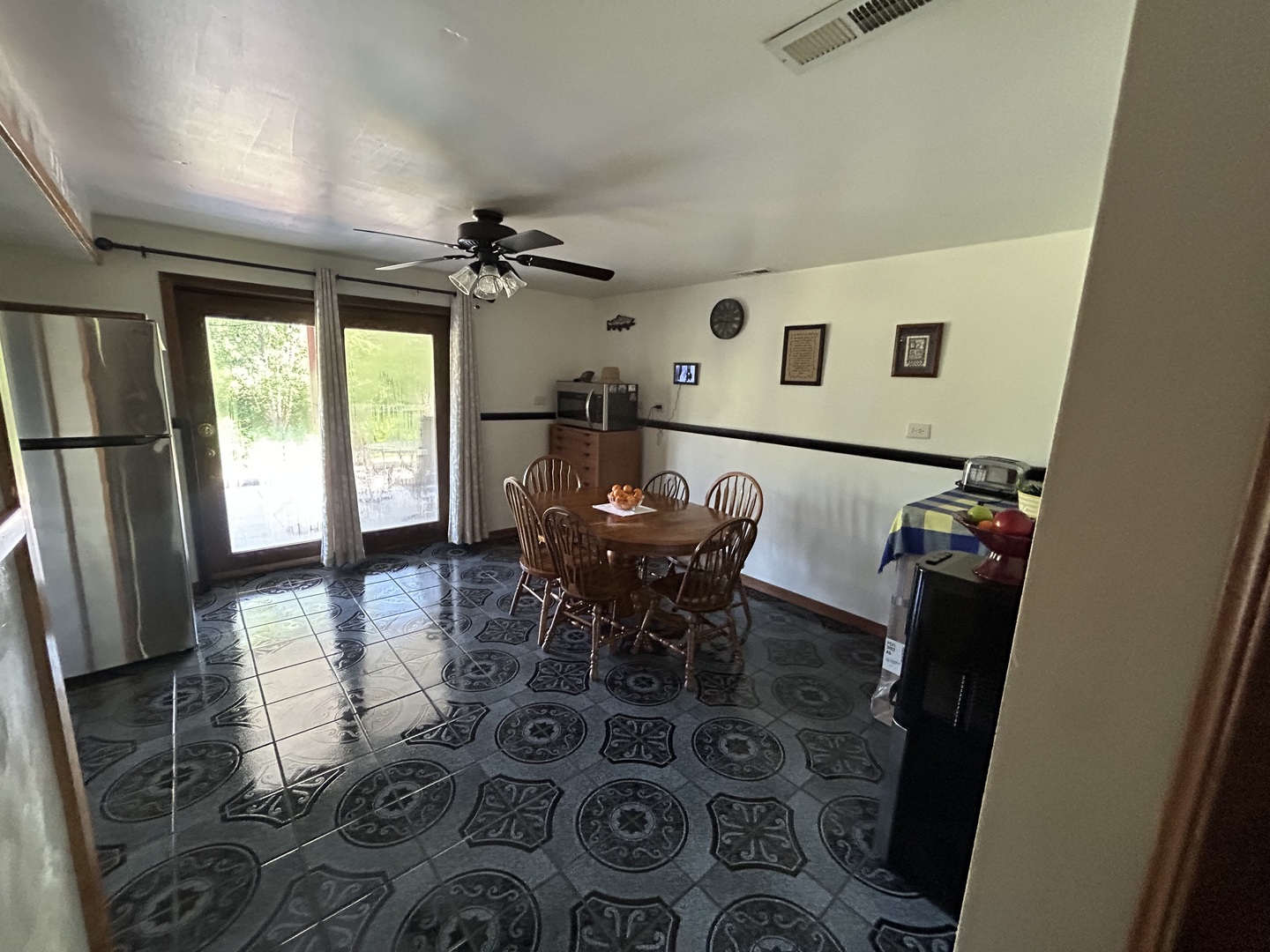 194 South Collins Street South Elgin, IL 60177 - Photo 12 of 48 a view of a dining room with furniture and window