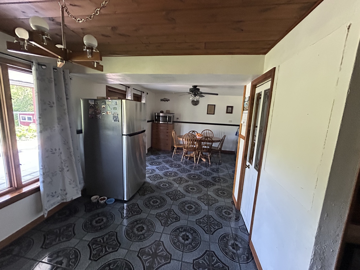 194 South Collins Street South Elgin, IL 60177 - Photo 16 of 48 a view of a interior of the house