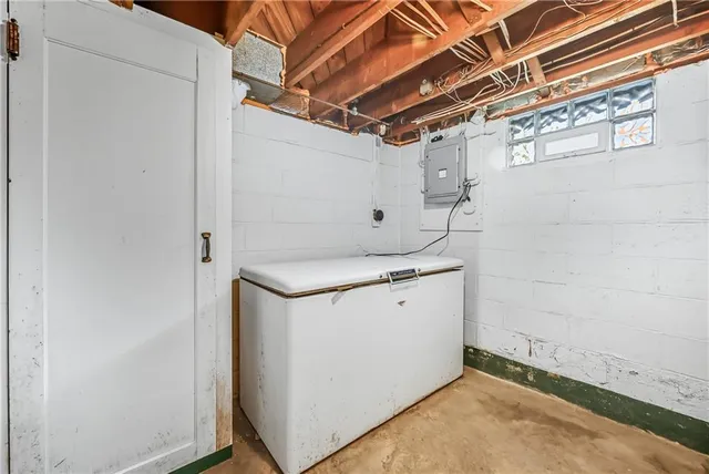 an outdoor view of the house