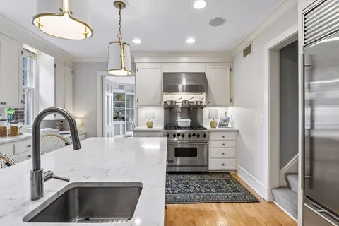 $2,200,000 | 2240 West Lake Of The Isles Parkway, Minneapolis, MN 55405
