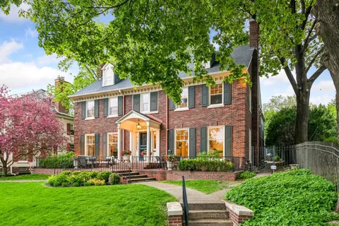 $2,200,000 | 2240 West Lake Of The Isles Parkway, Minneapolis, MN 55405
