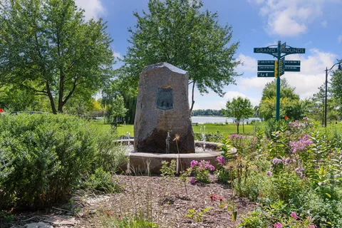 $2,200,000 | 2240 West Lake Of The Isles Parkway, Minneapolis, MN 55405