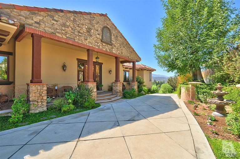 969 North Rancho Road Thousand Oaks, CA 91362 - Photo 3 of 30 a front view of a house with a garden