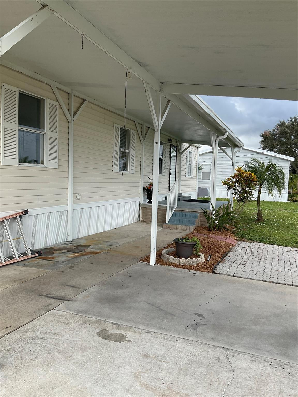 2521 Southeast 33rd Street Okeechobee, FL 34974 - Photo 22 of 26 Covered front entrance