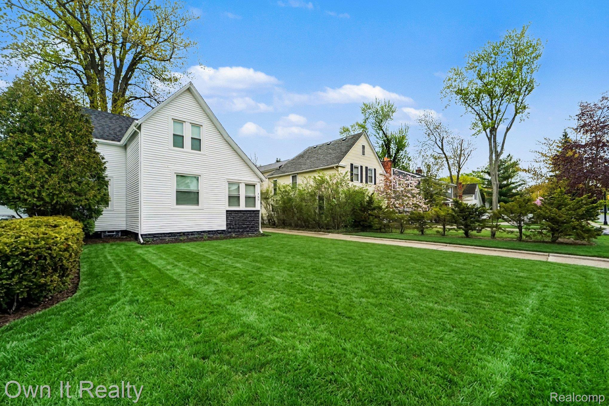 168 Kerby Road Grosse Pointe, MI 48236 - Photo 29 of 36 View of grassy yard