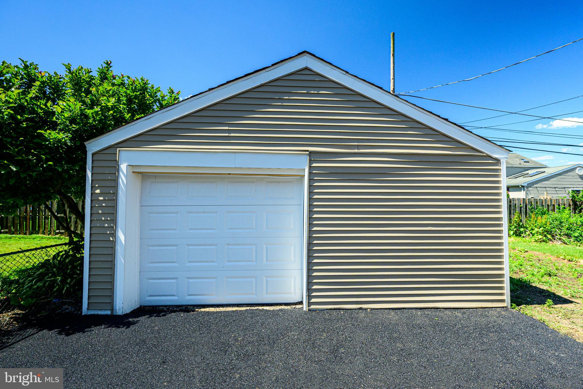 431 Holmes Road Morton, PA 19070 - Photo 5 of 35 HUGE detached garage!
