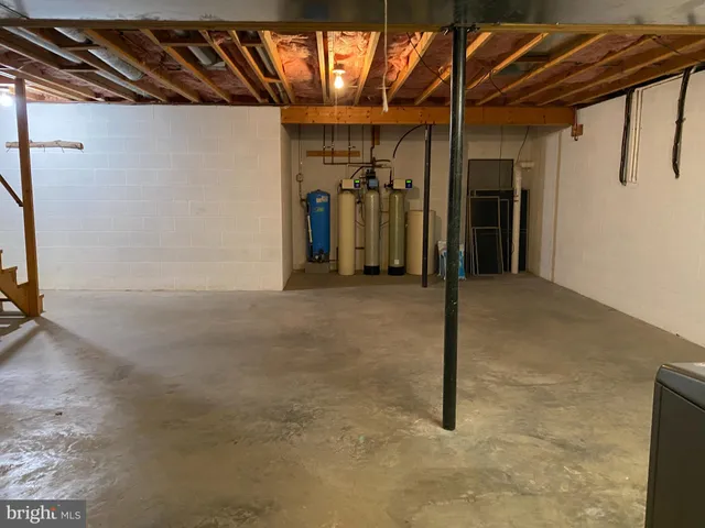 a view of a livingroom with fireplace and furniture