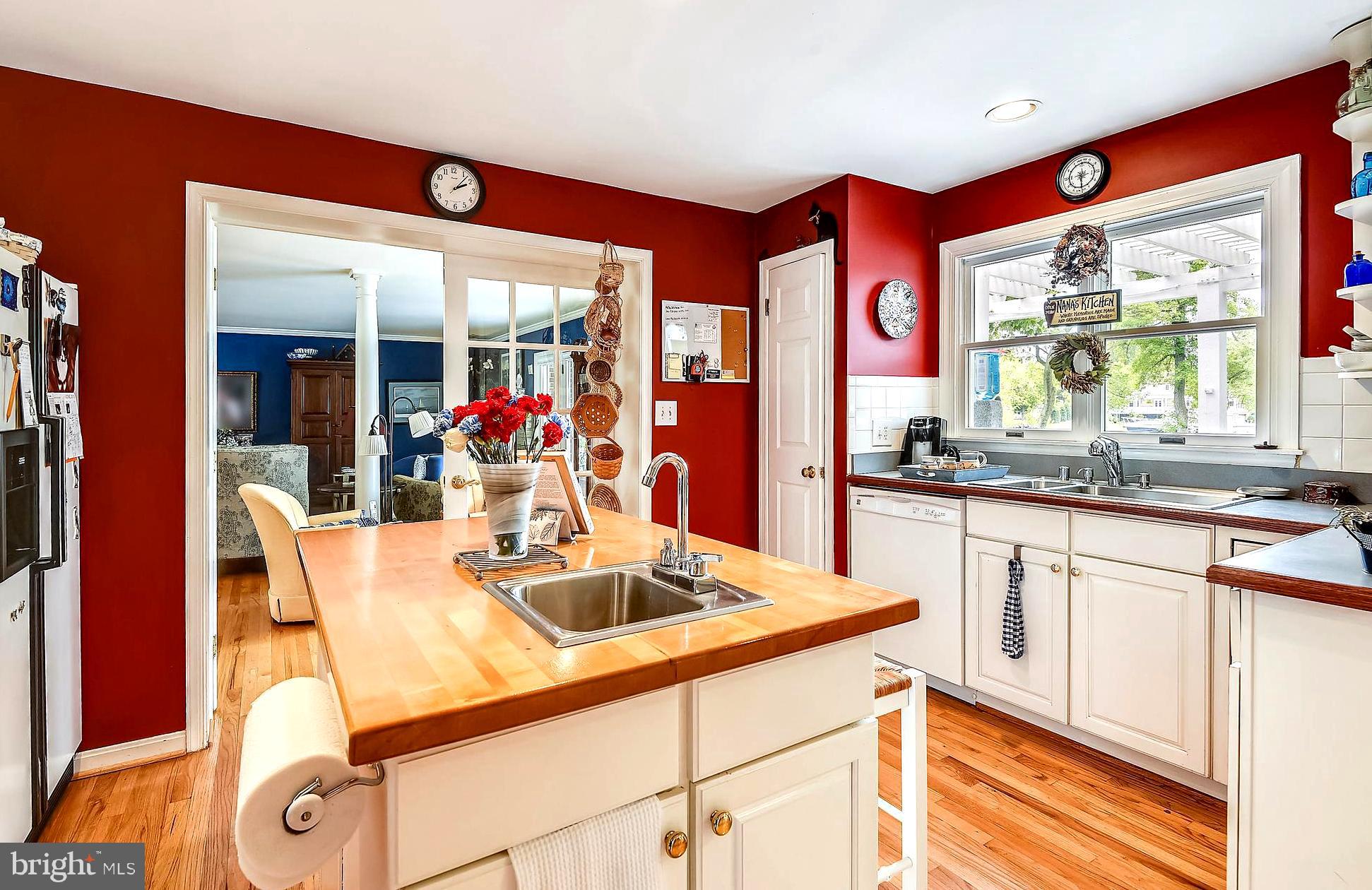 3700 Thomas Point Road Annapolis, MD 21403 - Photo 24 of 47 Kitchen with Butcher Block Island Dining Bar