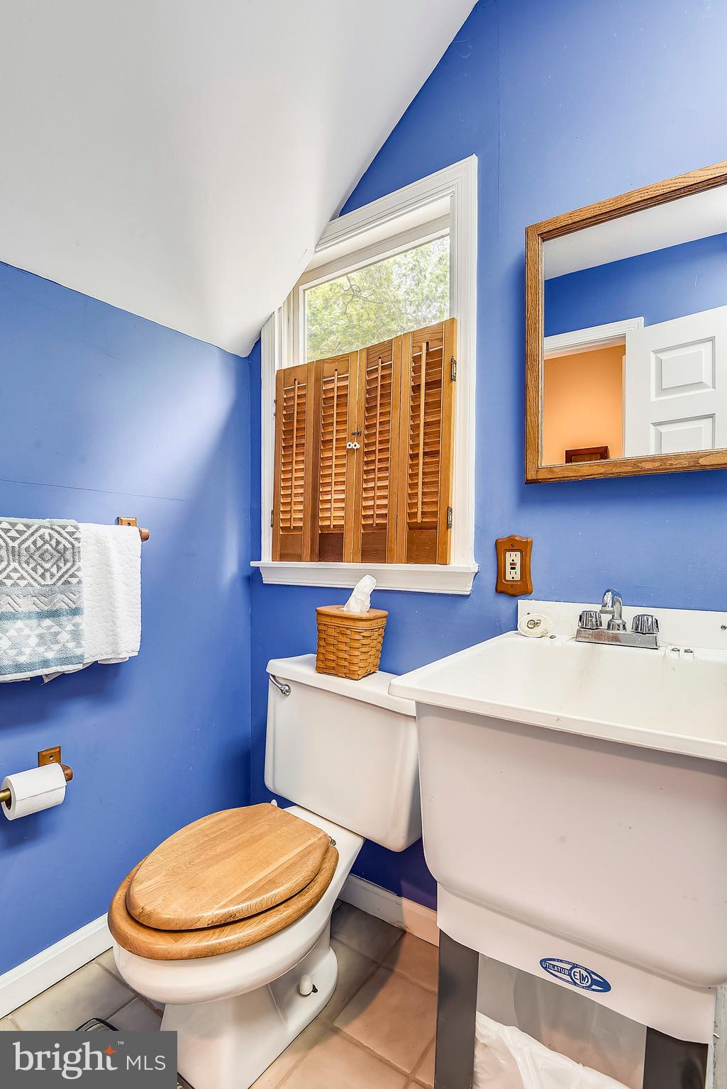 3700 Thomas Point Road Annapolis, MD 21403 - Photo 39 of 47 Main Level Half / Guest Bath