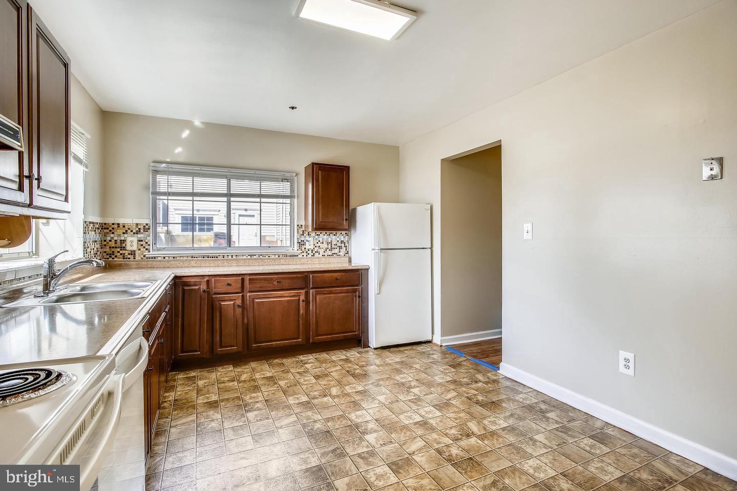 1670 Brooksquare Drive, Unit 54 Capitol Heights, MD 20743 - Photo 10 of 28 a kitchen with a sink stove and refrigerator