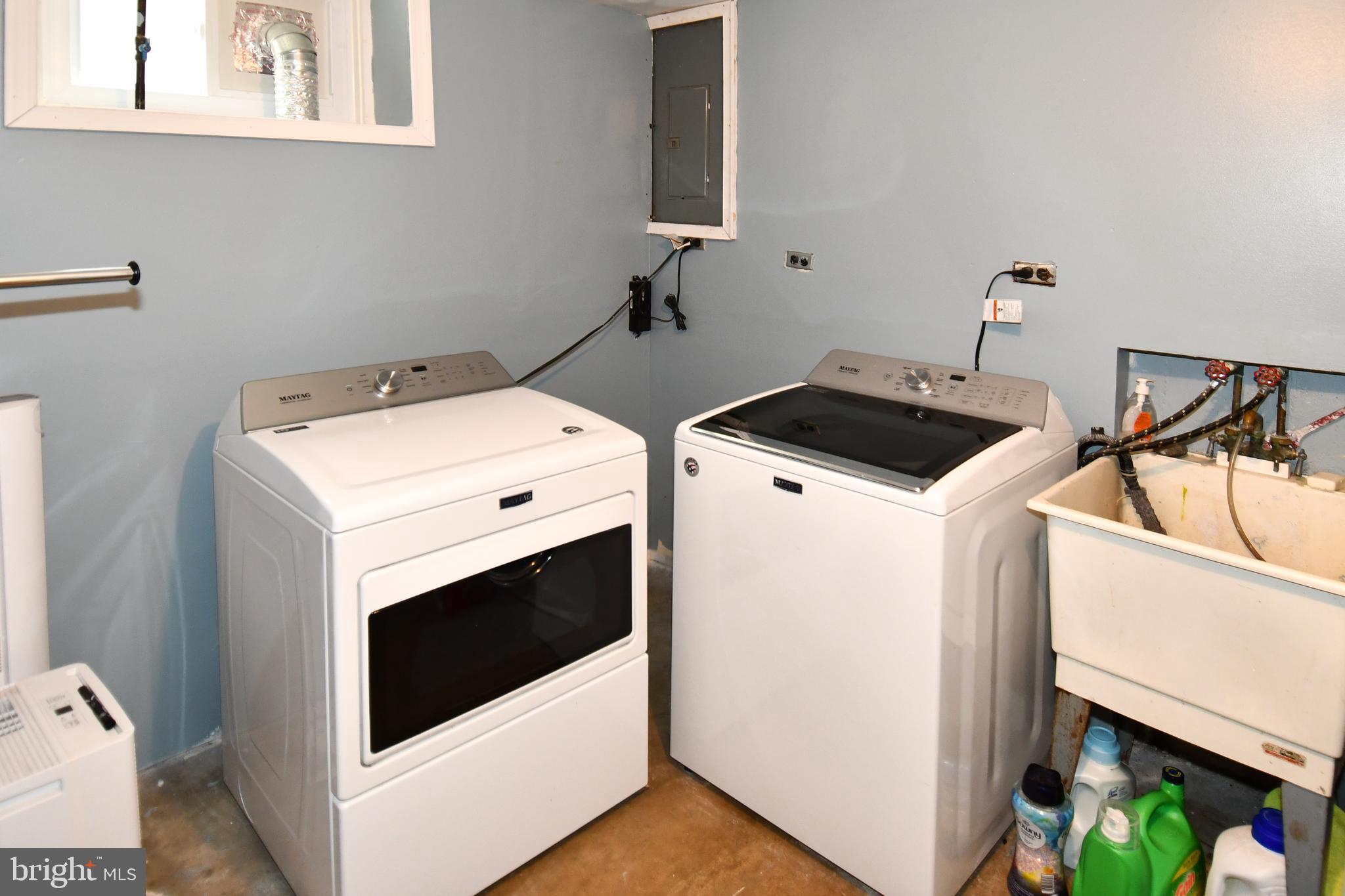 6114 Osborn Road Landover, MD 20785 - Photo 19 of 38 a utility room with dryer and washer