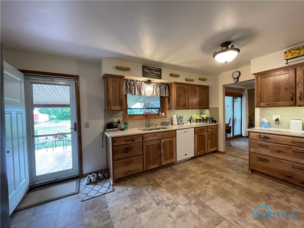 24210 James Ridge Road Millbury, OH 43447 - Photo 12 of 36 Kitchen