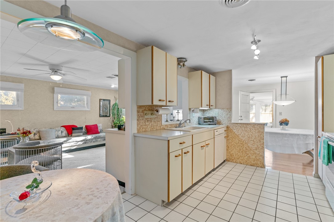 55 Sheffield Road Cranston, RI 02920 - Photo 14 of 39