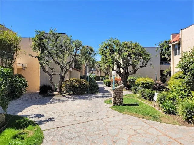 $488,000 | 18307 Burbank Boulevard, Unit 14, Tarzana, CA 91356