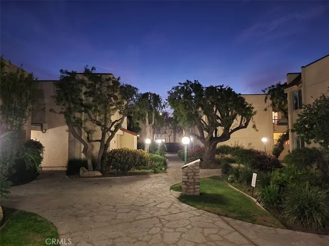 $488,000 | 18307 Burbank Boulevard, Unit 14, Tarzana, CA 91356