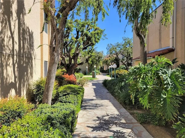 $488,000 | 18307 Burbank Boulevard, Unit 14, Tarzana, CA 91356