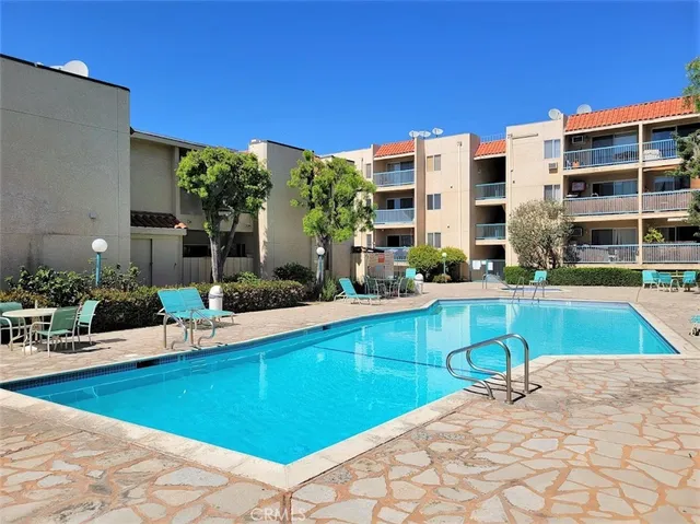 $488,000 | 18307 Burbank Boulevard, Unit 14, Tarzana, CA 91356