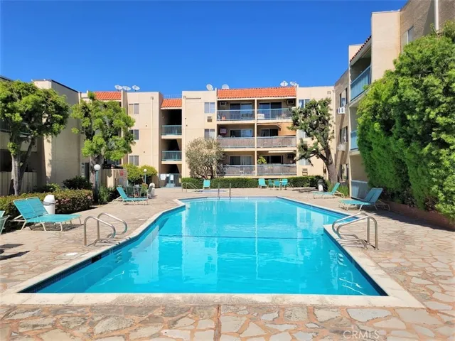 $488,000 | 18307 Burbank Boulevard, Unit 14, Tarzana, CA 91356