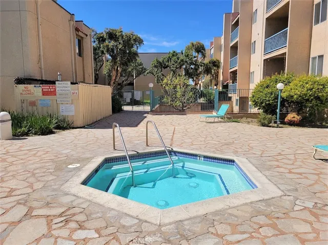 $488,000 | 18307 Burbank Boulevard, Unit 14, Tarzana, CA 91356