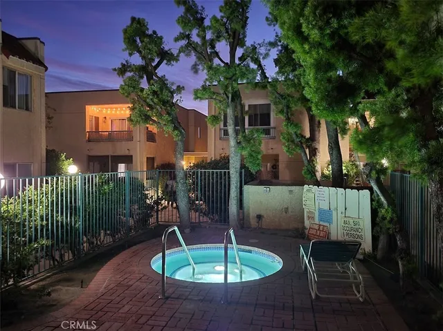 $488,000 | 18307 Burbank Boulevard, Unit 14, Tarzana, CA 91356