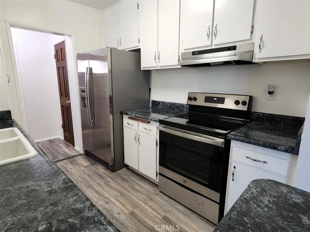 $488,000 | 18307 Burbank Boulevard, Unit 14, Tarzana, CA 91356