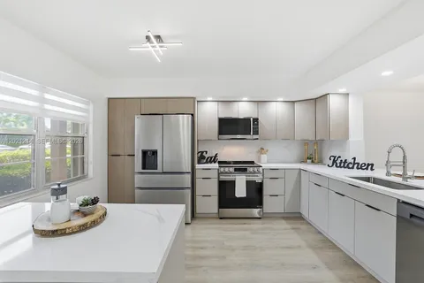 $279,000 | 300 Southwest 130th Terrace, Unit 110B, Pembroke Pines, FL 33027