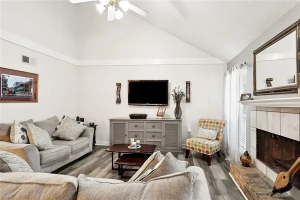 $170,000 | 720 Heavens Drive, Unit 8, Mandeville, LA 70471